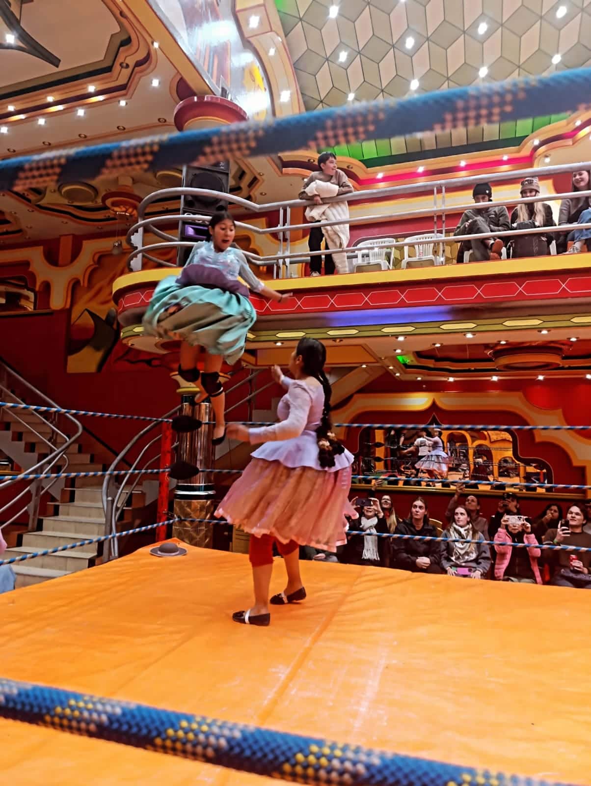 LUCHA DE CHOLITAS